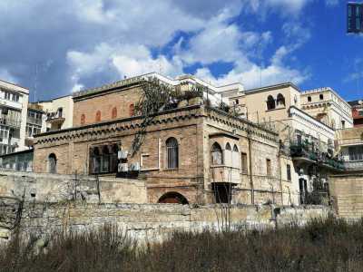 Dello stesso complesso fa poi parte un ulteriore edificio: nonostante il pessimo stato in cui versa mostra lo stesso stampo architettonico con merli e finestre ad arco
